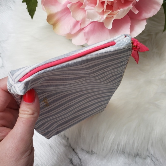 💕 IPSY January 2019 Glam Bag White and blue Stripes - Picture 5 of 8